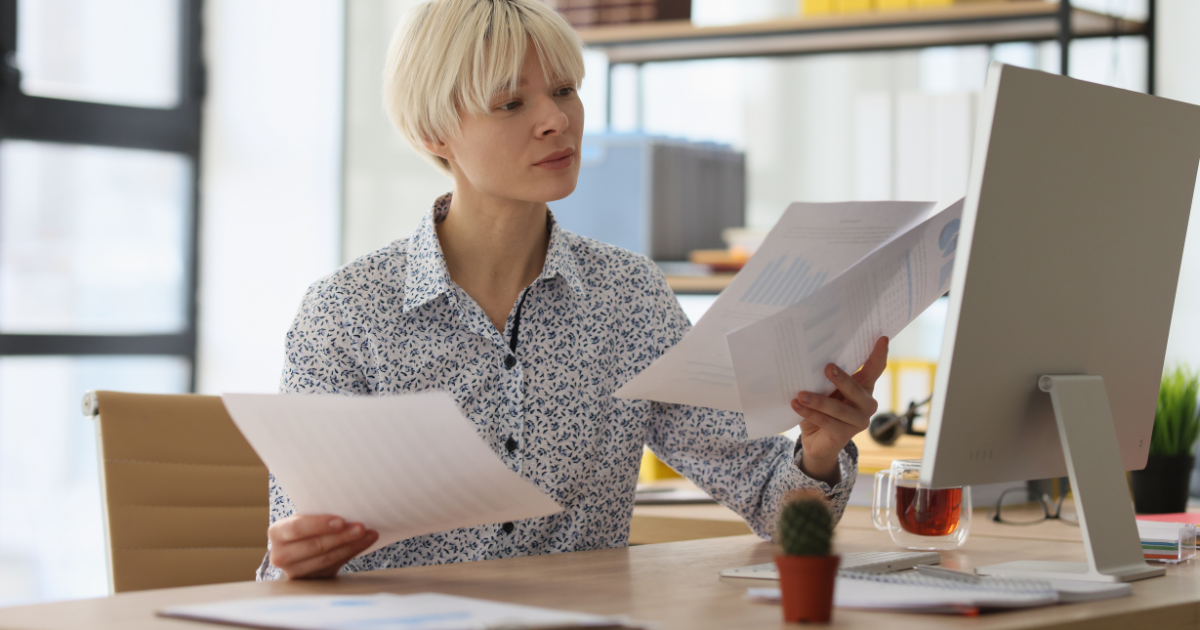 docent die vergelijking maakt van studentenwerken
