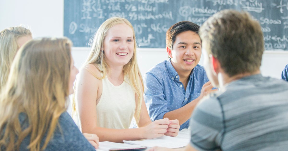studenten geven elkaar peerfeedback